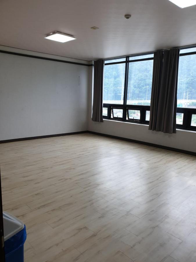 Ekonomy Hotel Jeongseon Exteriör bild